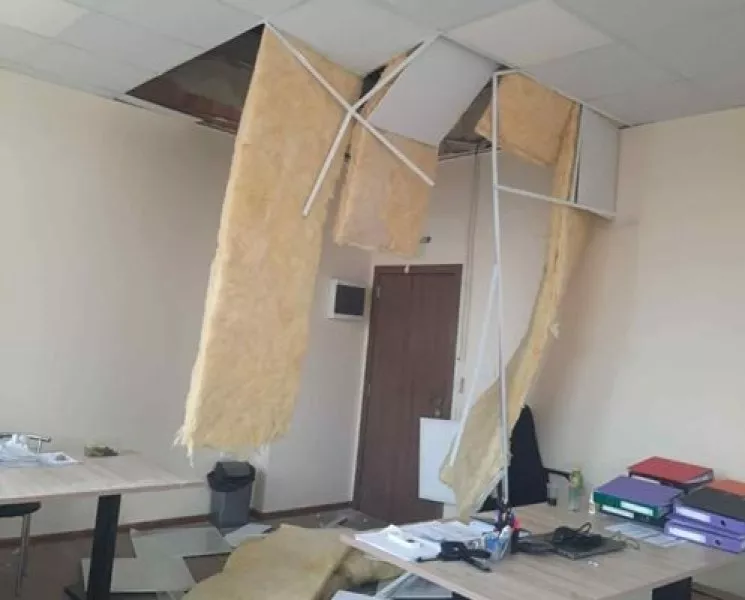 Окачен таван се стовари върху главите на служители в кметство в сопотското село Анево