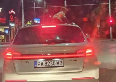 Скандална безотговорност в Пловдив: Автомобил потегли с дете върху тавана