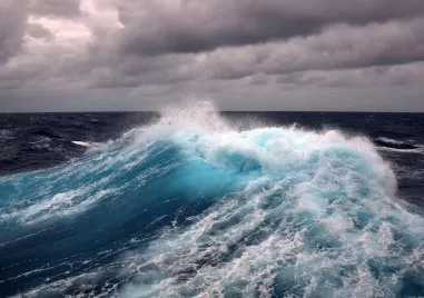 Спасиха отнесен от вятъра мъж в морето на 3 мили от бреговете на Несебър