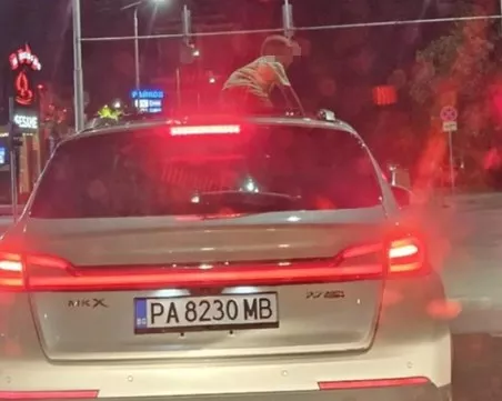 Скандална безотговорност в Пловдив: Автомобил потегли с дете върху тавана