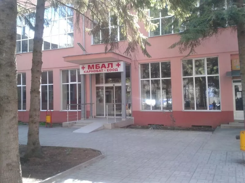 Дете падна от втория етаж на болницата в Карнобат