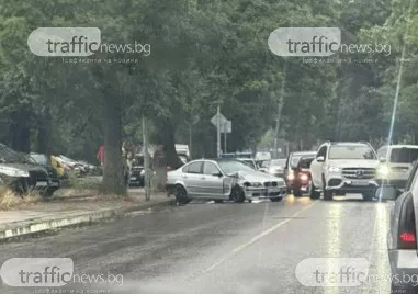 БМВ се заби в дърво на пловдивски булевард