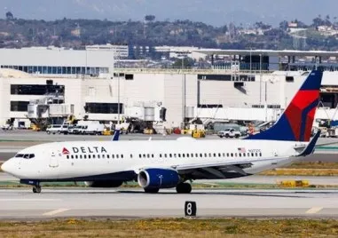 Самолет на Delta загубил височина преди да кацне аварийно, 25 души са ранени