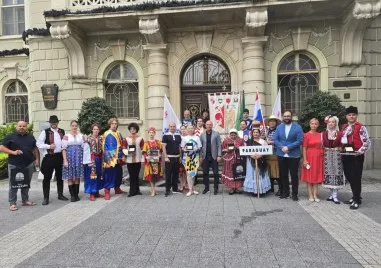 Украинци подариха изрисувана гилза на кмета, той поздрави участниците във фолклорния фест