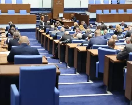Парламентът отхвърли ветото на Радев и върна лимитите за болниците
