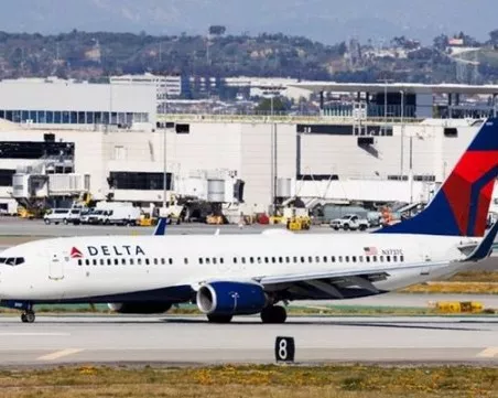 Самолет на Delta загубил височина преди да кацне аварийно, 25 души са ранени