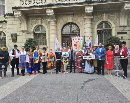 Украинци подариха изрисувана гилза на кмета, той поздрави участниците във фолклорния фест