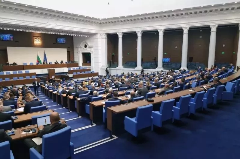 Последен работен ден за депутатите: МС внася доклада за закупуване на техника за гасене на пожари
