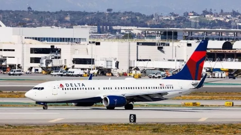 Самолет на Delta загубил височина преди да кацне аварийно, 25 души са ранени