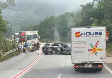 Девет души сред които и няколко деца са пострадали при