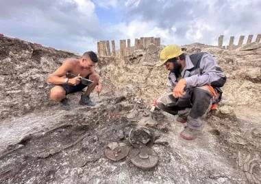 Гробна яма вкопана в материка без натрупан върху нея могилен