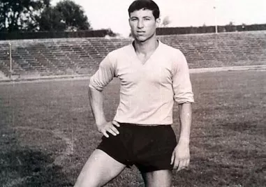 Една от големите легенди на пловдивския футбол Тобия Момин празнува