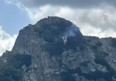 Противопожарни екипи през нощта останаха да дежурят през нощта за