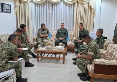 Тайландската армия върна в родината им двама камбоджански войници от