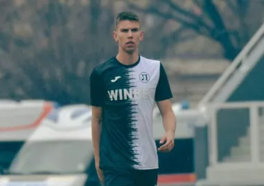 Дебютирал едва на 17 години за родния Локомотив Пловдив Тодор