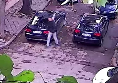 Мъж умишлено наряза и четирите гуми на паркиран автомобил в