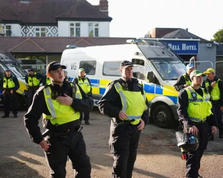 Британската полиция арестува 10 мъже за сексуално насилие над деца