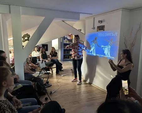 Младежи с и без слухови затруднения се обучават заедно по актьорско майсторство в Пловдив