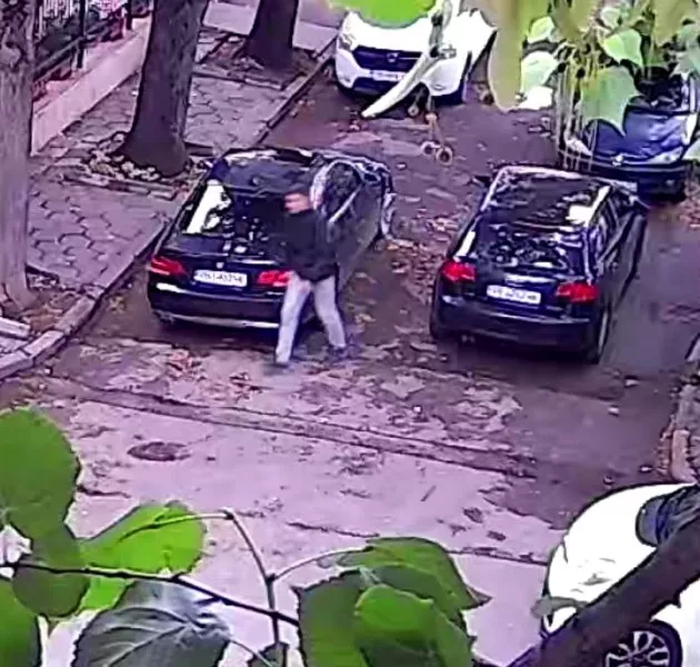 Вандал с нож наряза четирите гуми на кола в Пловдив, издирват го ВИДЕО