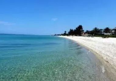 На Халкидики в Гърция тече разчистване на плажовете от неправомерно