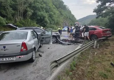 Шофьорът който навлезе в насрещната лента и удари две други