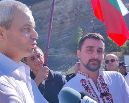 Костадин Костадинов на протеста на Маказа, полицията не допусна Тодор Батков - син да блокира границата