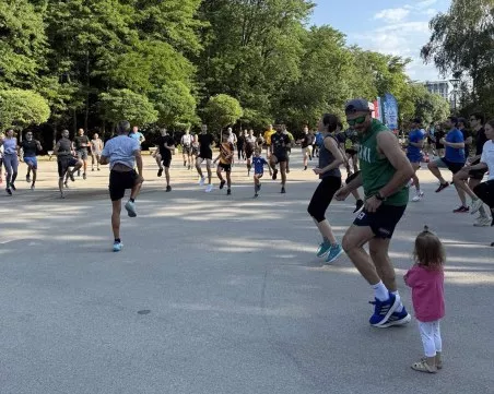 Семейните фармацевти излязоха извън аптеките по време на масови бягания в цялата страна