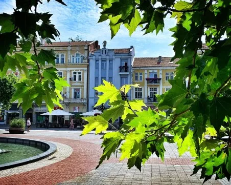 Слънчево и топло днес в Пловдив, температурите достигат до 33 градуса