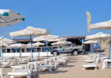 Джип се движи с висока скорост по дюните на Северния