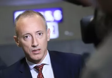 Цялостната промяна на учебните програми включваща отделните етапи изисква над