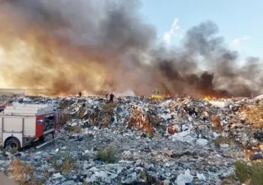 Пожар гори във втора клетка на Регионалното депо за битови
