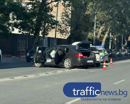 Катастрофа до Бетонния мост в Пловдив затрудни движението, щетите са сериозни
