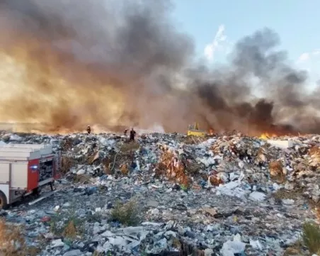 Голям пожар в депото за отпадъци край Силистра, гъст дим покри небето