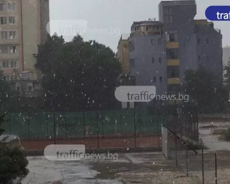 Валежи с гръмотевици утре, не изключват и градушки в някои части на България