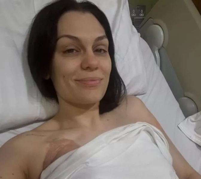 След операцията за рак на гърдата: Джеси Джей отново влезе в болница