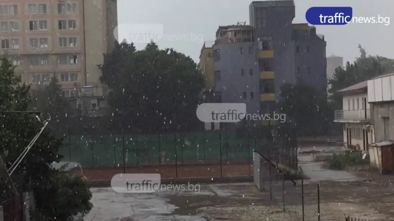 Валежи с гръмотевици утре, не изключват и градушки в някои части на България