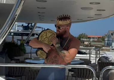 The Notorious се похвали с шампионския пояс на MAX FIGHT