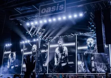 Мъж почина след падане от височина на концерт на Oasis