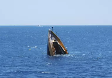 Най малко 54 мигранти са загинали след като лодка с около 150 души на борда