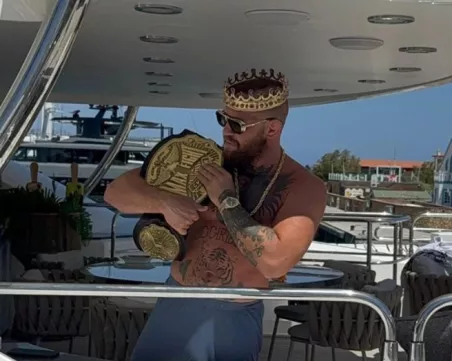 Конър Макгрегър с шампионския пояс на MAX FIGHT: България е в сърцето ми!