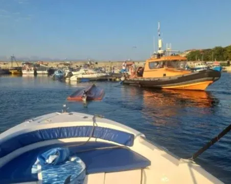 Лодка се преобърна във водите край Несебър, спасиха четирима души