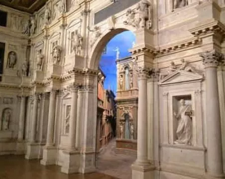 Туристи паднаха в оркестрината на театър в Италия, правели си селфи