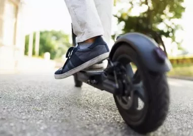 Инцидент между електрическа тротинетка и велосипед стана в петък вечерта