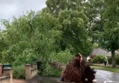 Бурята Флорис връхлетя Великобритания с ветрове от 160 километра в