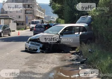 Два автомобила се блъснаха сериозно в пловдивския квартал Кючук Париж