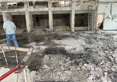 Ремонтът в кино Космос продължава а камери показват всички дейности