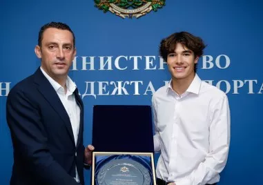 Министърът на младежта и спорта Иван Пешев връчи почетен плакет