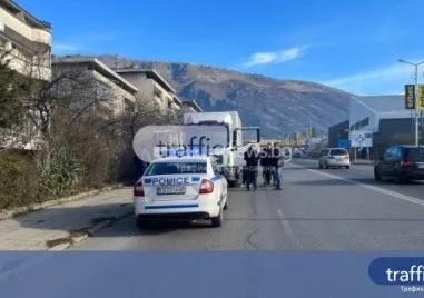 Трафикант на мигранти направи зрелищна гонка с полицията в оживен