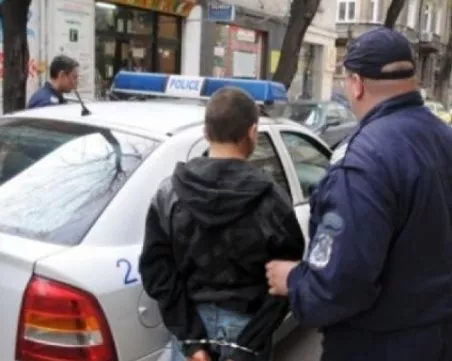 Дързък грабеж посред бял ден в Пловдив - мъж издърпа гривната да 25-годишна