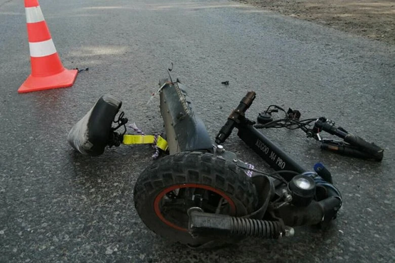 Младеж с електрическа тротинетка се вряза в камион в Първомай